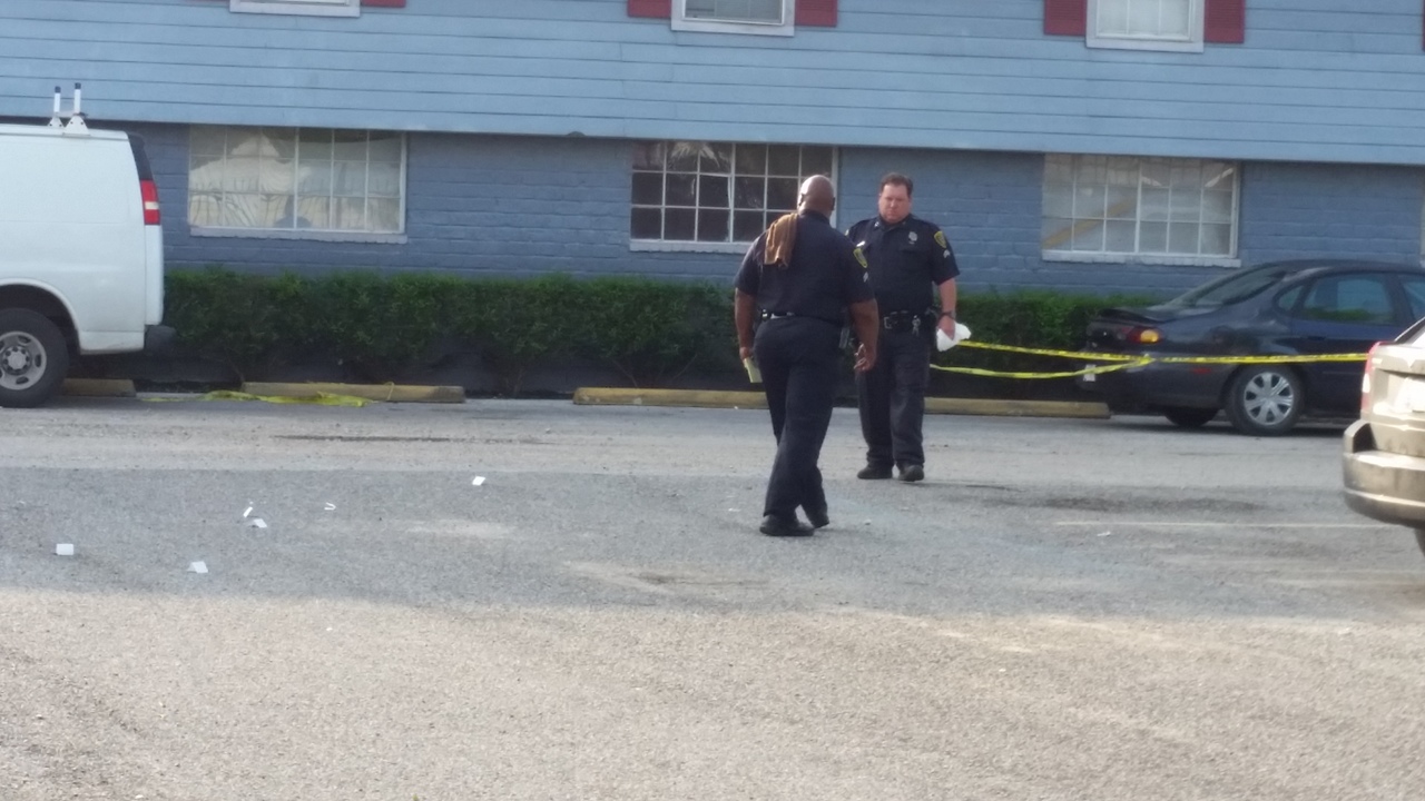 Person shot, killed in northeast Houston apartment complex